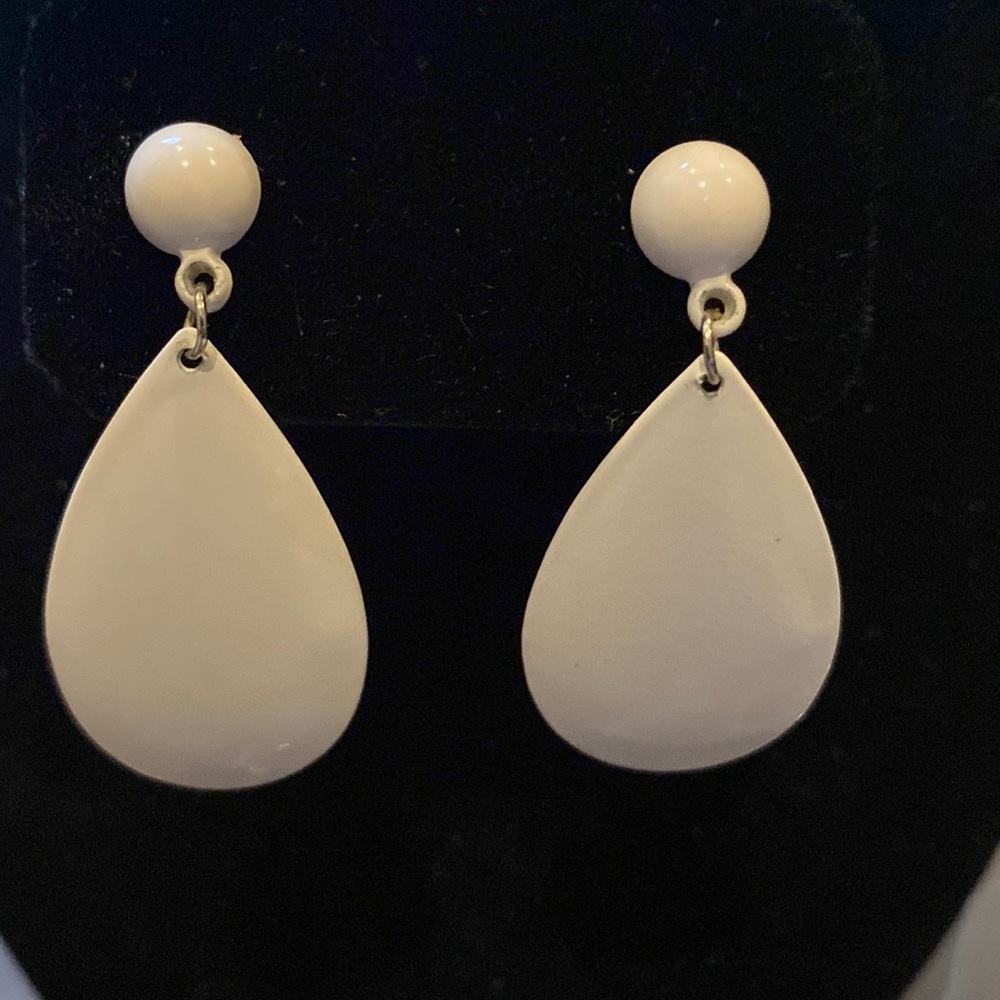Vintage white enamel metal drop teardrop earrings pierced